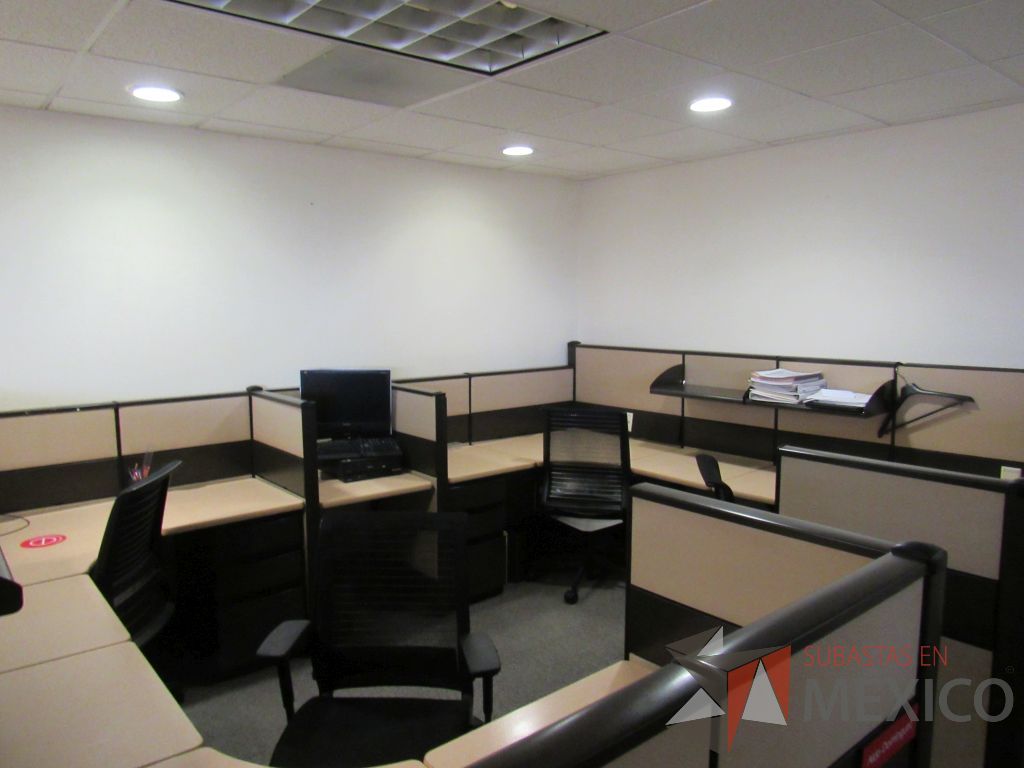 Lote 022 - Estación de trabajo de mampara metálica color beige para 11 personas con 9 repisas y 10 archiveros de pedestal de 3 cajones - Imagen 11