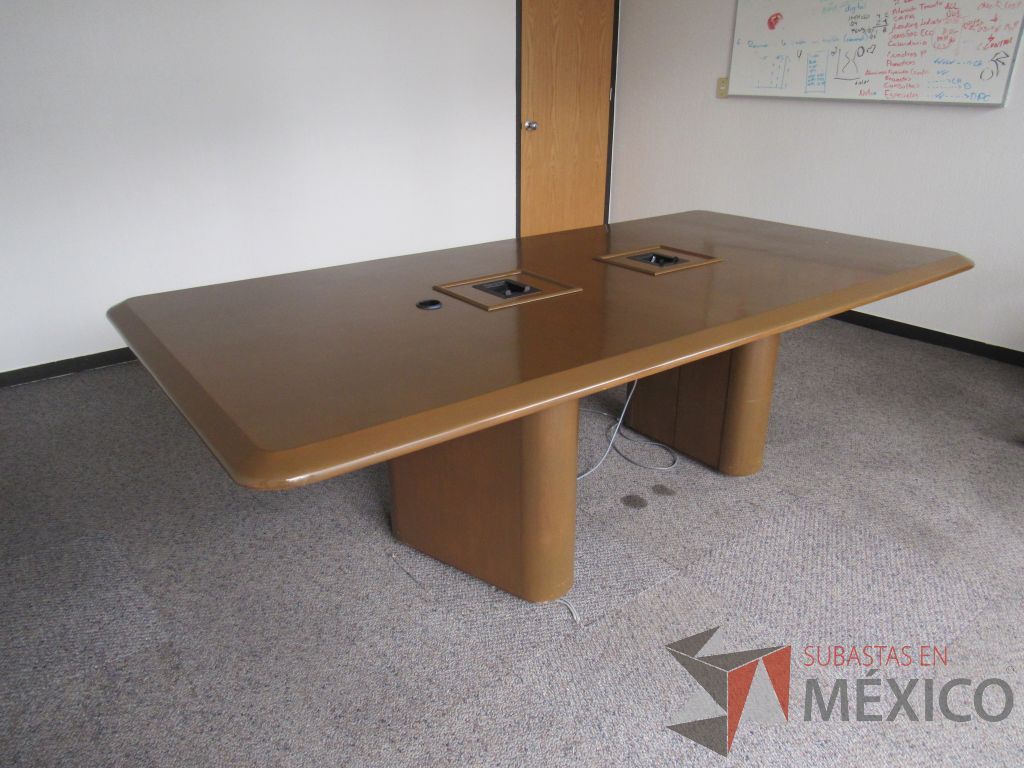 Lote 034 - Mesa de sala de juntas con accesorios para conexiones, base y cubierta color café - Imagen 3