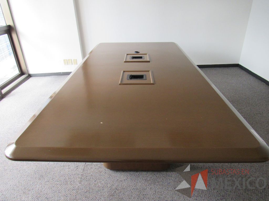 Lote 034 - Mesa de sala de juntas con accesorios para conexiones, base y cubierta color café - Imagen 4