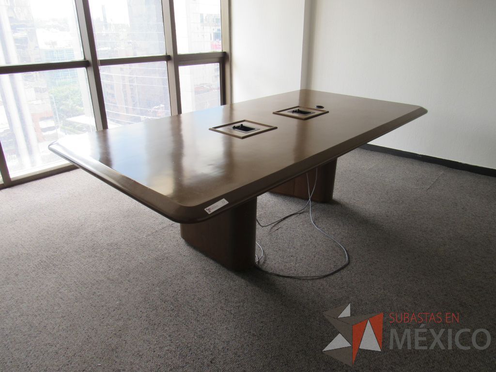 Lote 034 - Mesa de sala de juntas con accesorios para conexiones, base y cubierta color café - Imagen 5