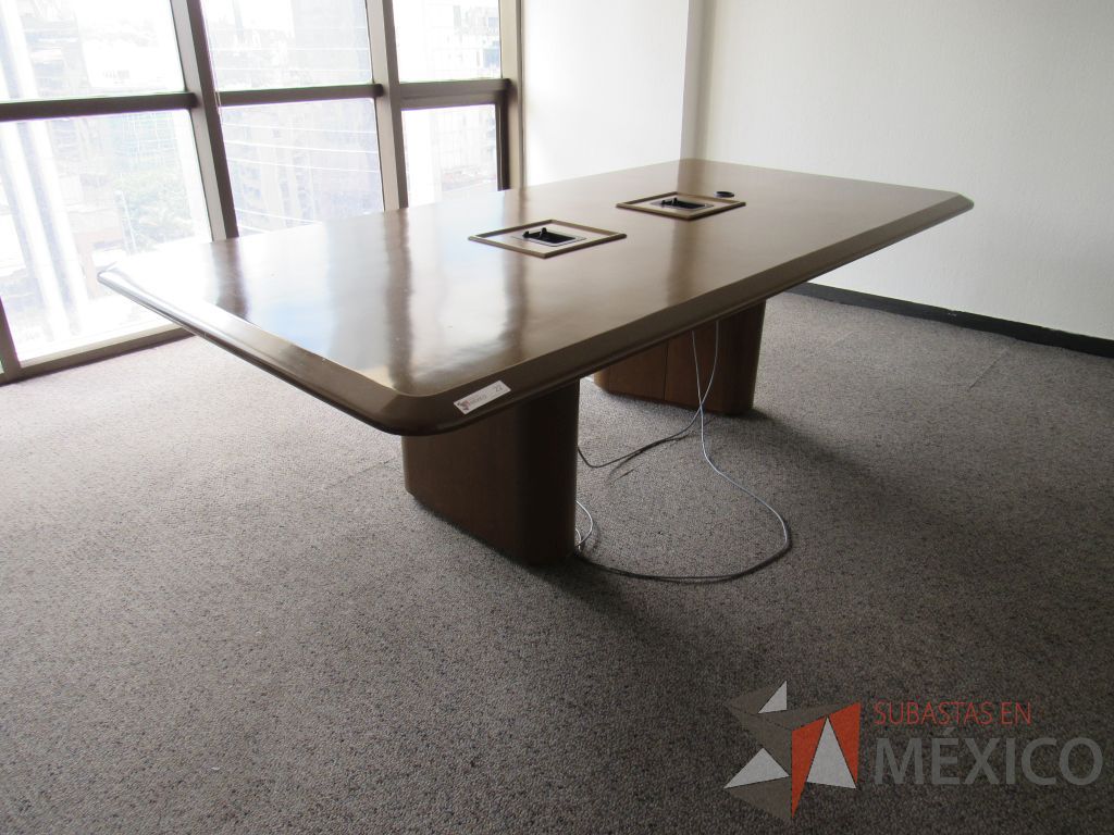 Lote 034 - Mesa de sala de juntas con accesorios para conexiones, base y cubierta color café - Imagen 6