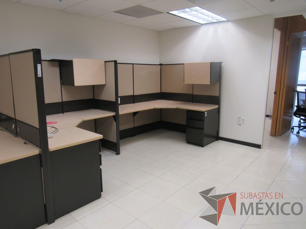 Lote 055 - Estación de trabajo de mampara alta color beige para 4 personas con 4 gavetas y 4 archiveros de pedestal de 3 cajones - Imagen 3