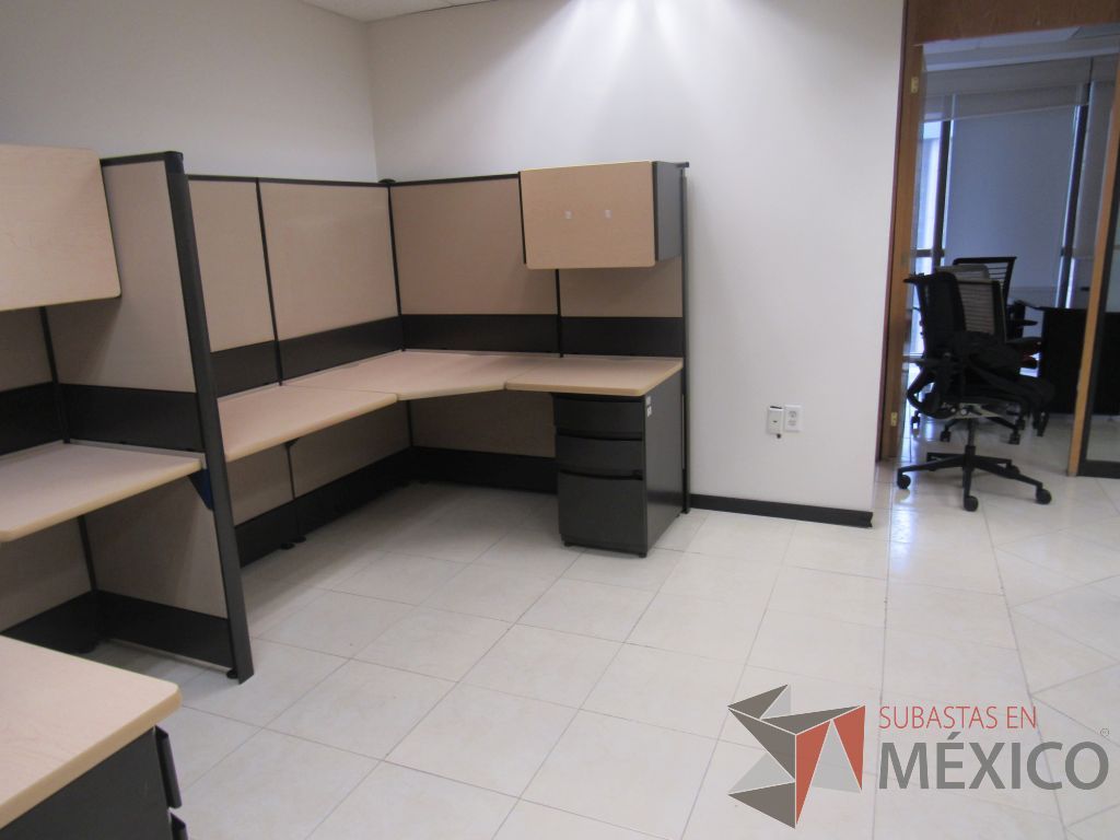 Lote 055 - Estación de trabajo de mampara alta color beige para 4 personas con 4 gavetas y 4 archiveros de pedestal de 3 cajones - Imagen 7