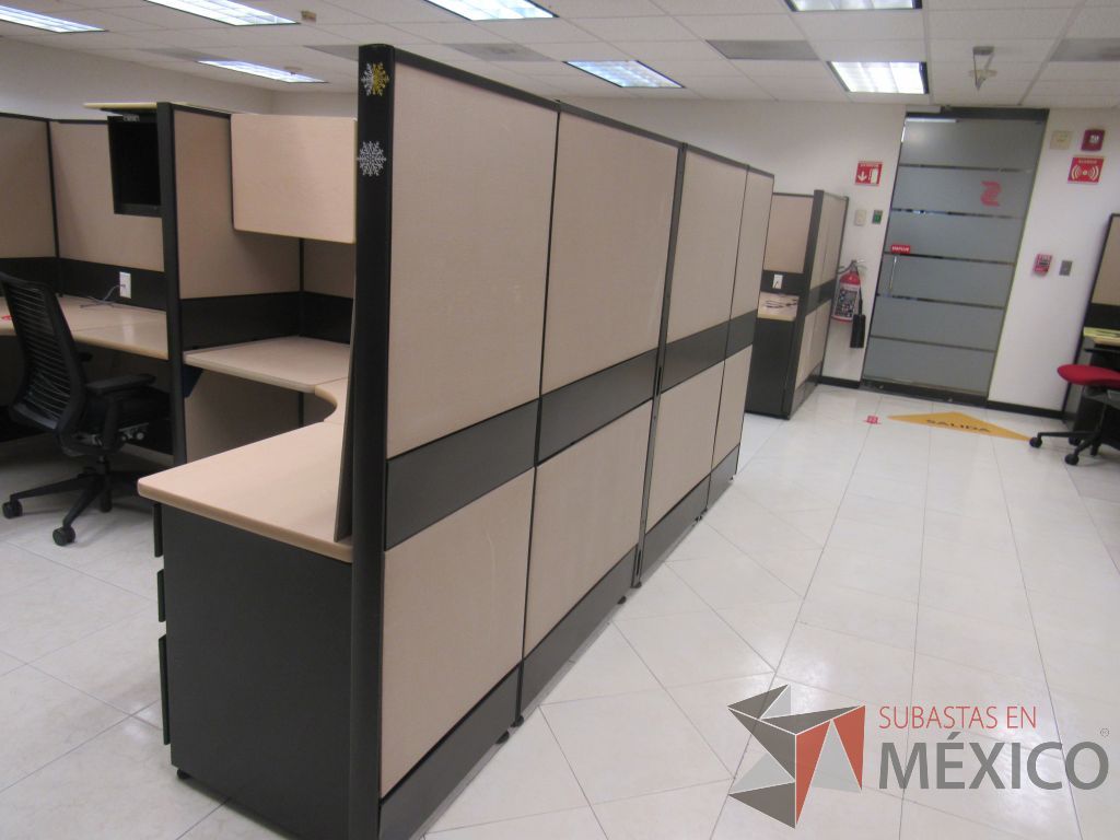 Lote 056 - Estación de trabajo de mampara alta color beige para 14 personas con 13 gavetas y 14 archiveros de pedestal de 3 cajones - Imagen 2