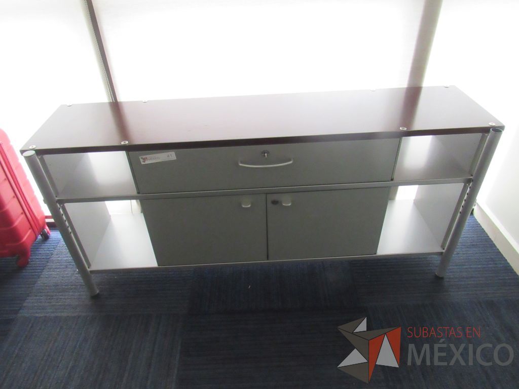 Lote 062 - 2 Credenzas metálicas con 2 puertas, 1 cajón y cubierta color café