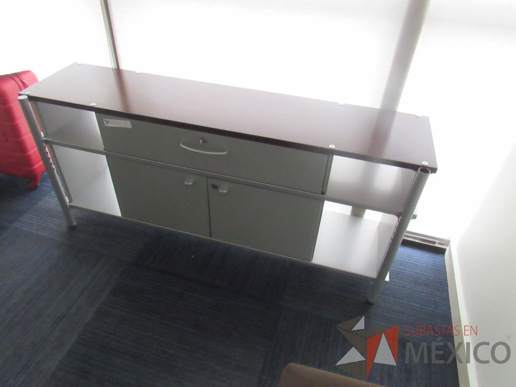 Lote 062 - 2 Credenzas metálicas con 2 puertas, 1 cajón y cubierta color café - Imagen 4