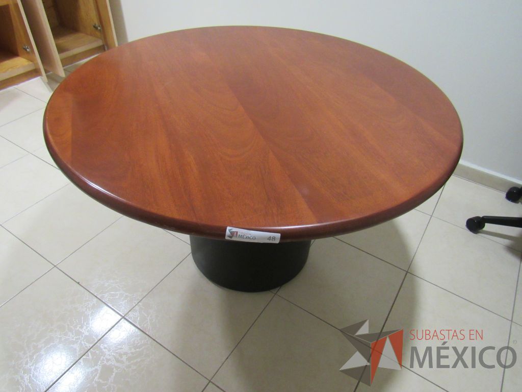 Lote 069 - Mesa de trabajo circular con base metálica y cubierta color café