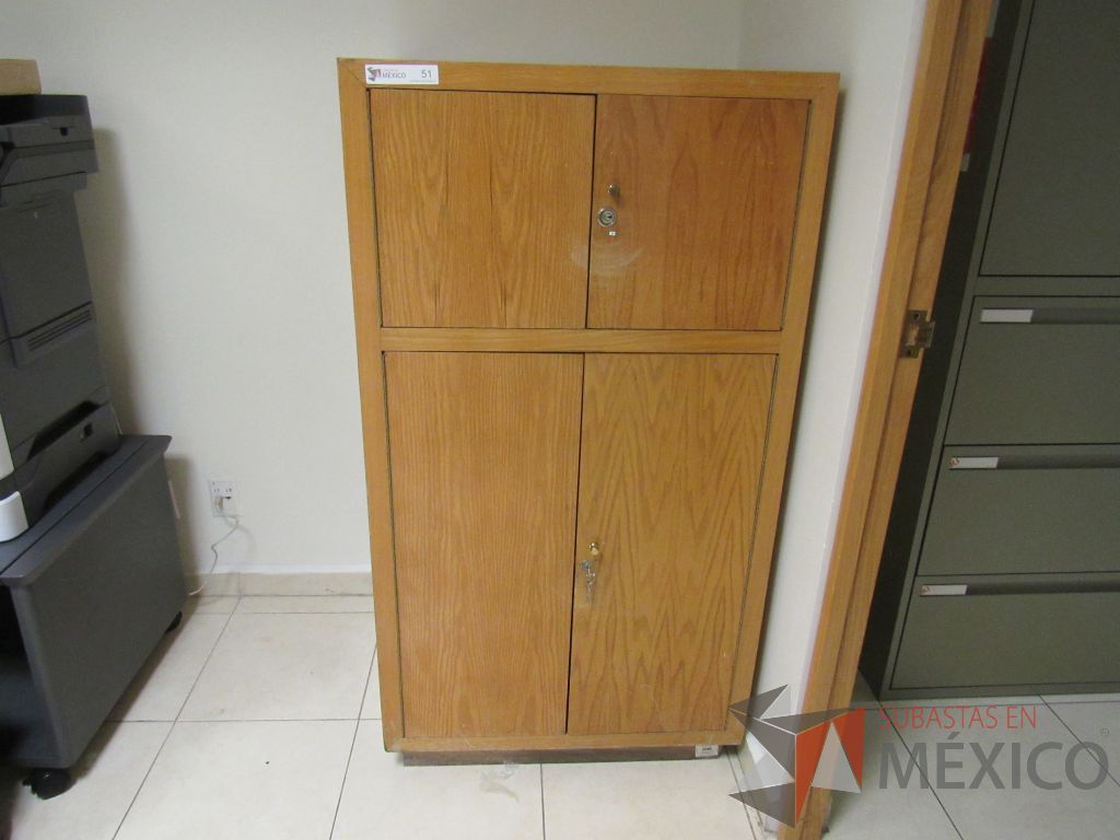 Lote 072 - Gabinete alto con 4 puertas y 2 entrepaños color madera