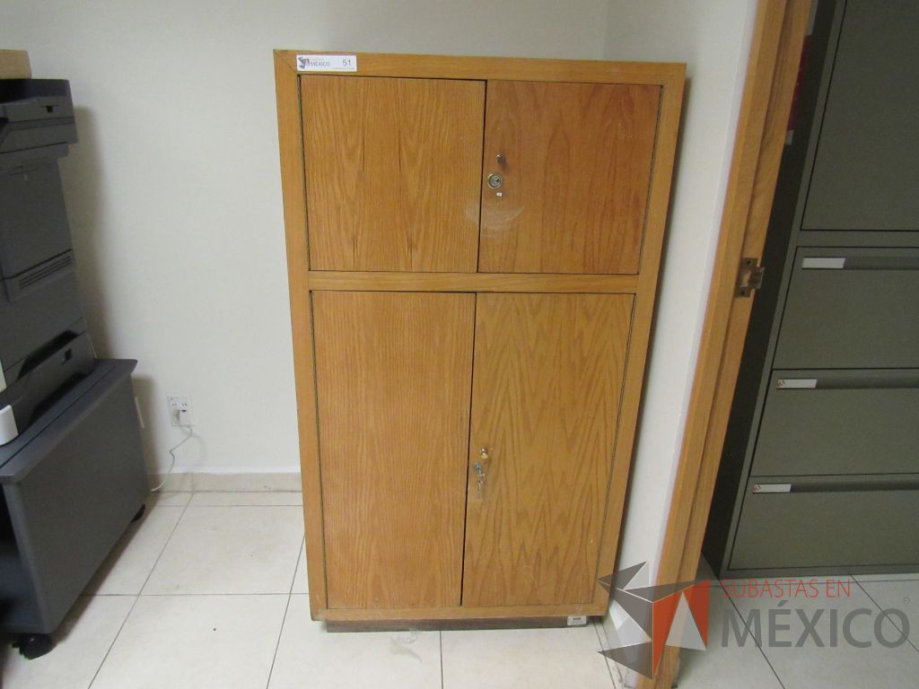 Lote 072 - Gabinete alto con 4 puertas y 2 entrepaños color madera - Imagen 2