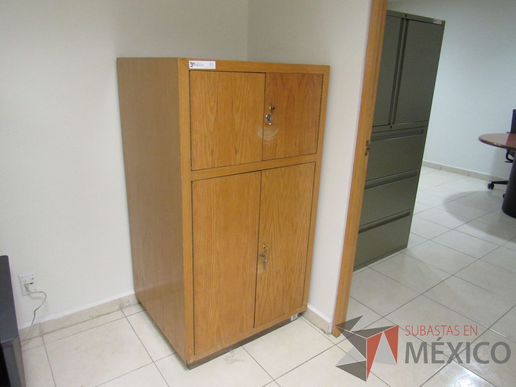Lote 072 - Gabinete alto con 4 puertas y 2 entrepaños color madera - Imagen 3