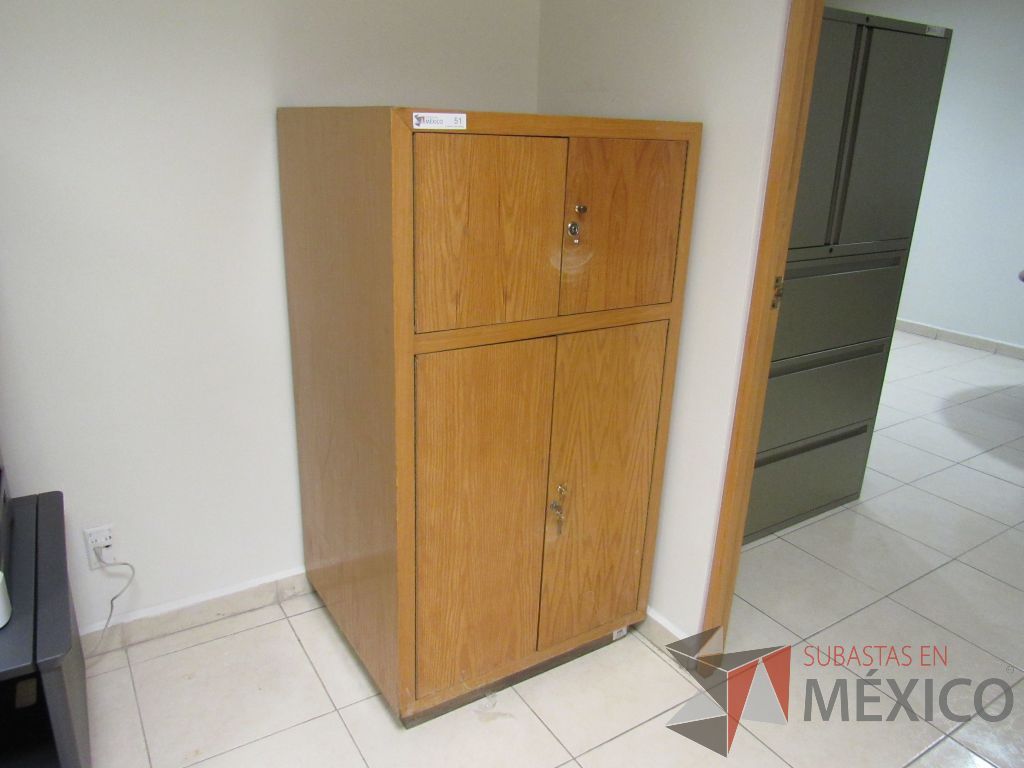 Lote 072 - Gabinete alto con 4 puertas y 2 entrepaños color madera - Imagen 4