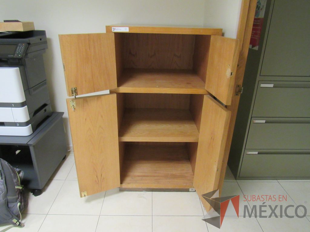 Lote 072 - Gabinete alto con 4 puertas y 2 entrepaños color madera - Imagen 5