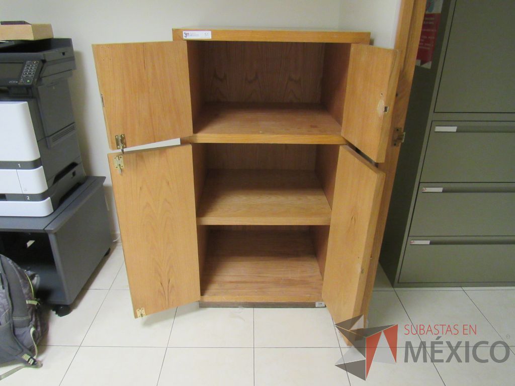 Lote 072 - Gabinete alto con 4 puertas y 2 entrepaños color madera - Imagen 6