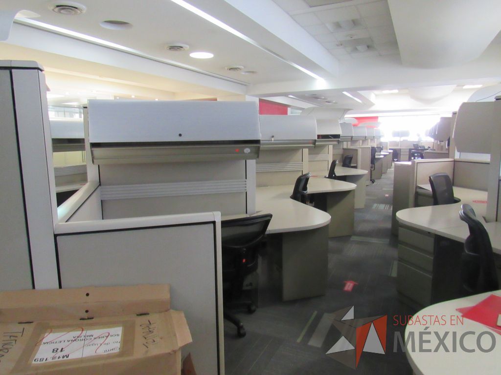 Lote 085 - Estación de trabajo de mampara alta color beige para 8 personas con 8 gavetas y 8 archiveros de pedestal de 3 cajones - Imagen 2