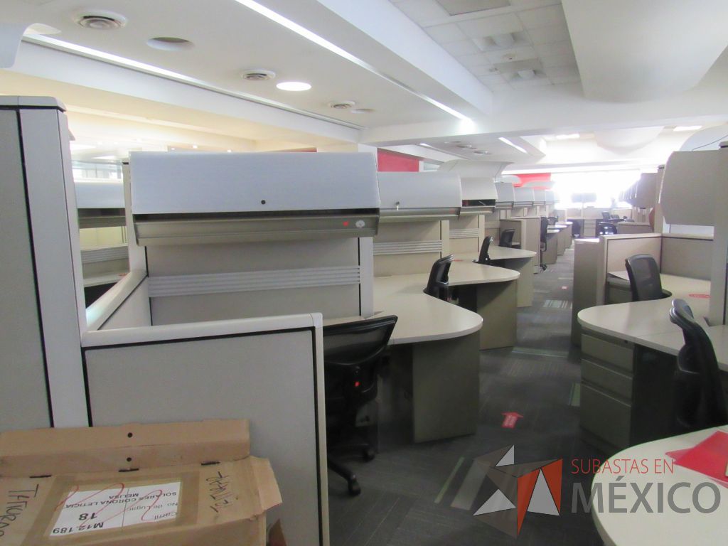 Lote 085 - Estación de trabajo de mampara alta color beige para 8 personas con 8 gavetas y 8 archiveros de pedestal de 3 cajones - Imagen 3