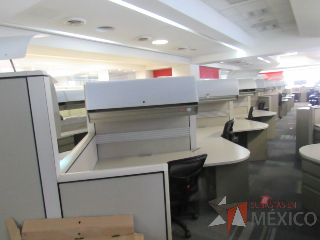 Lote 085 - Estación de trabajo de mampara alta color beige para 8 personas con 8 gavetas y 8 archiveros de pedestal de 3 cajones - Imagen 4