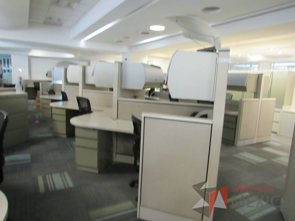 Lote 085 - Estación de trabajo de mampara alta color beige para 8 personas con 8 gavetas y 8 archiveros de pedestal de 3 cajones - Imagen 5