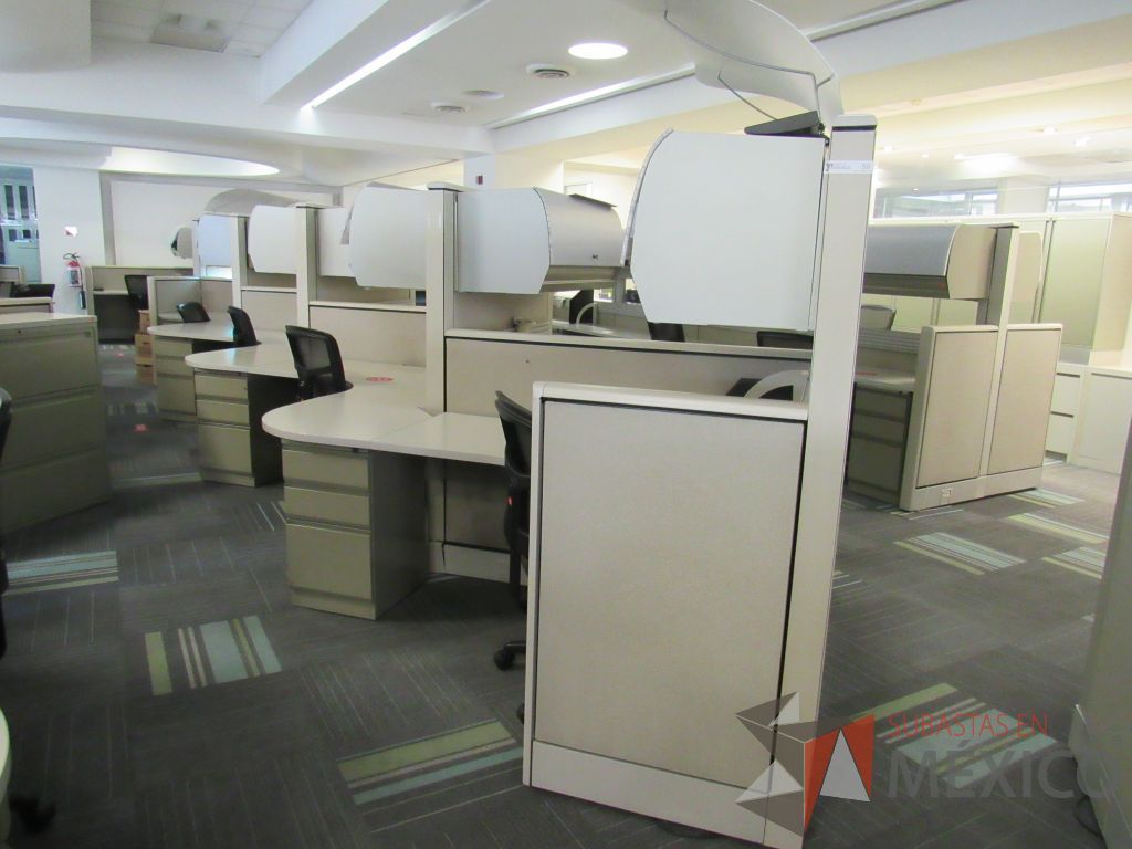 Lote 085 - Estación de trabajo de mampara alta color beige para 8 personas con 8 gavetas y 8 archiveros de pedestal de 3 cajones - Imagen 6