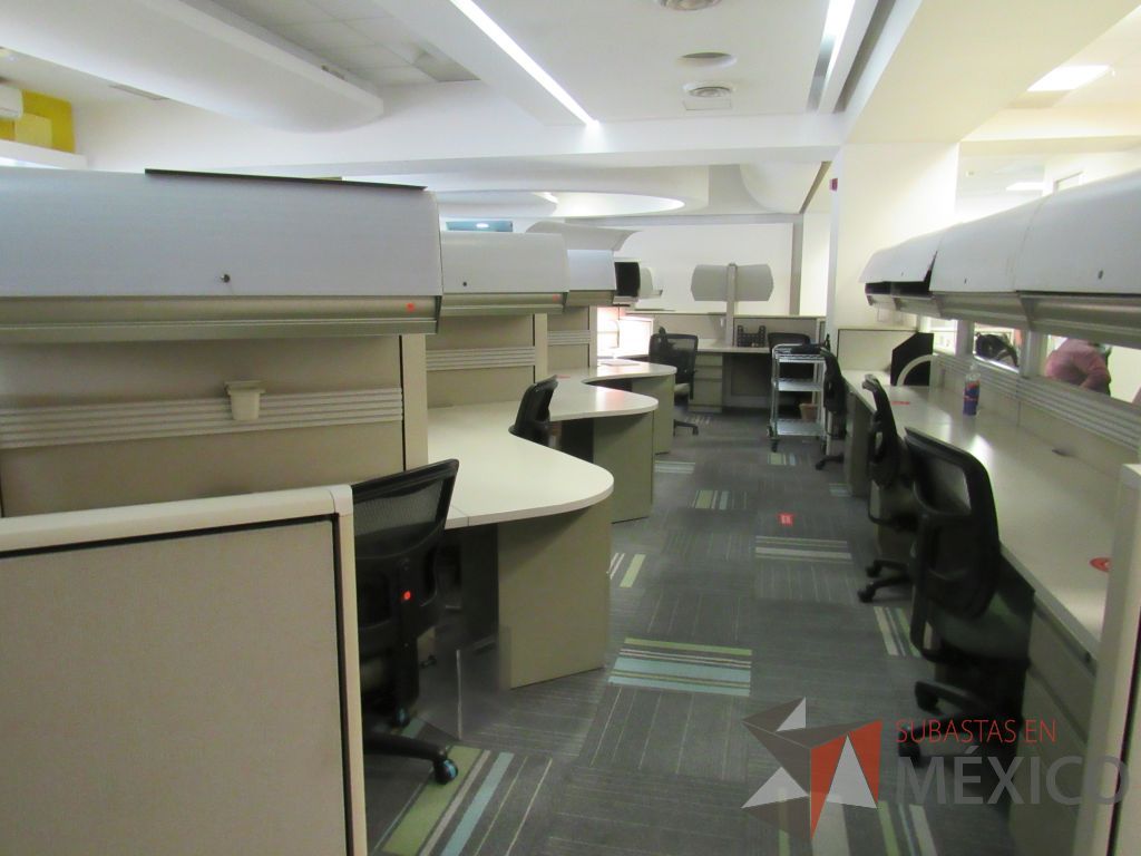 Lote 085 - Estación de trabajo de mampara alta color beige para 8 personas con 8 gavetas y 8 archiveros de pedestal de 3 cajones - Imagen 7