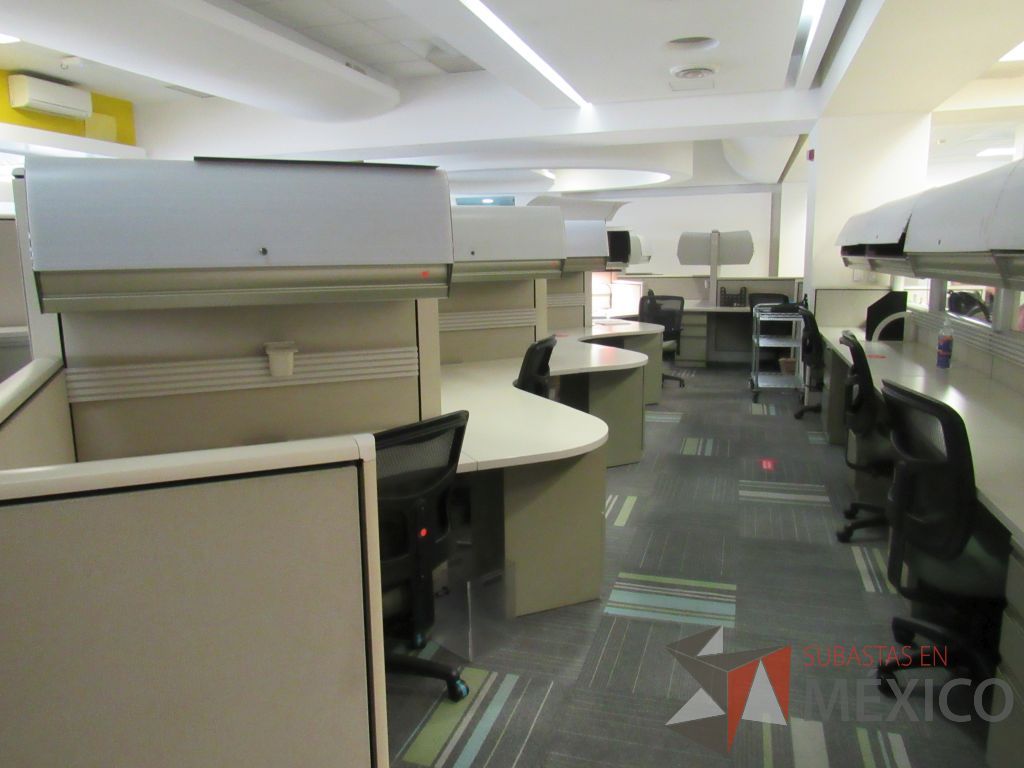 Lote 085 - Estación de trabajo de mampara alta color beige para 8 personas con 8 gavetas y 8 archiveros de pedestal de 3 cajones - Imagen 8
