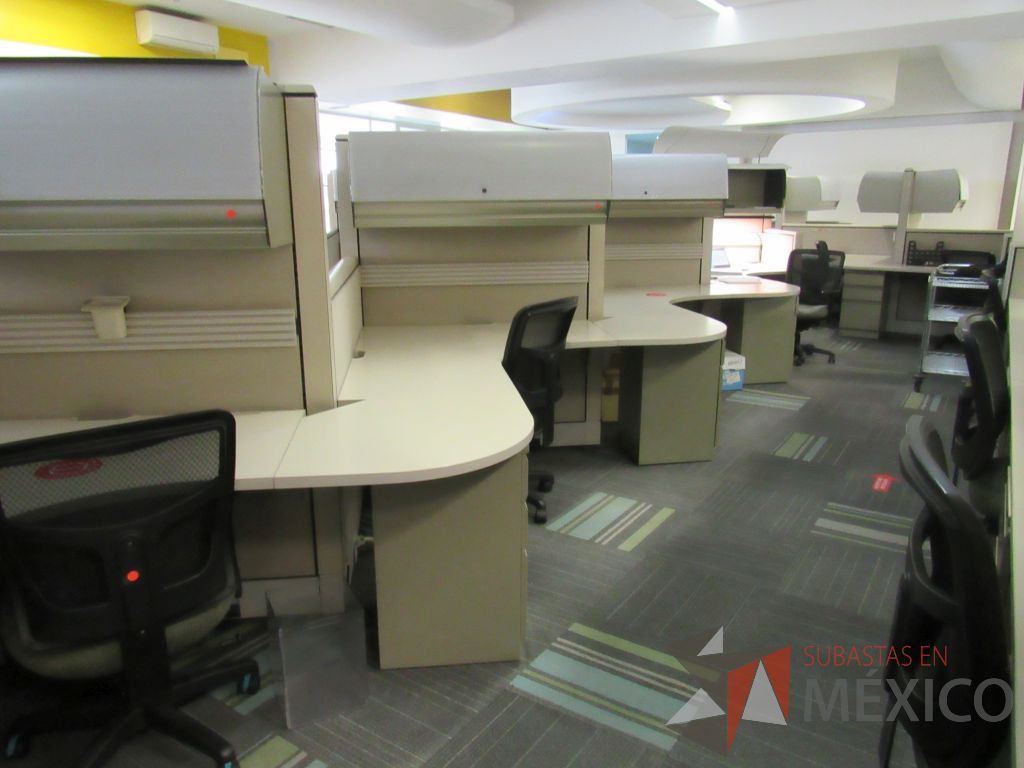Lote 085 - Estación de trabajo de mampara alta color beige para 8 personas con 8 gavetas y 8 archiveros de pedestal de 3 cajones - Imagen 9