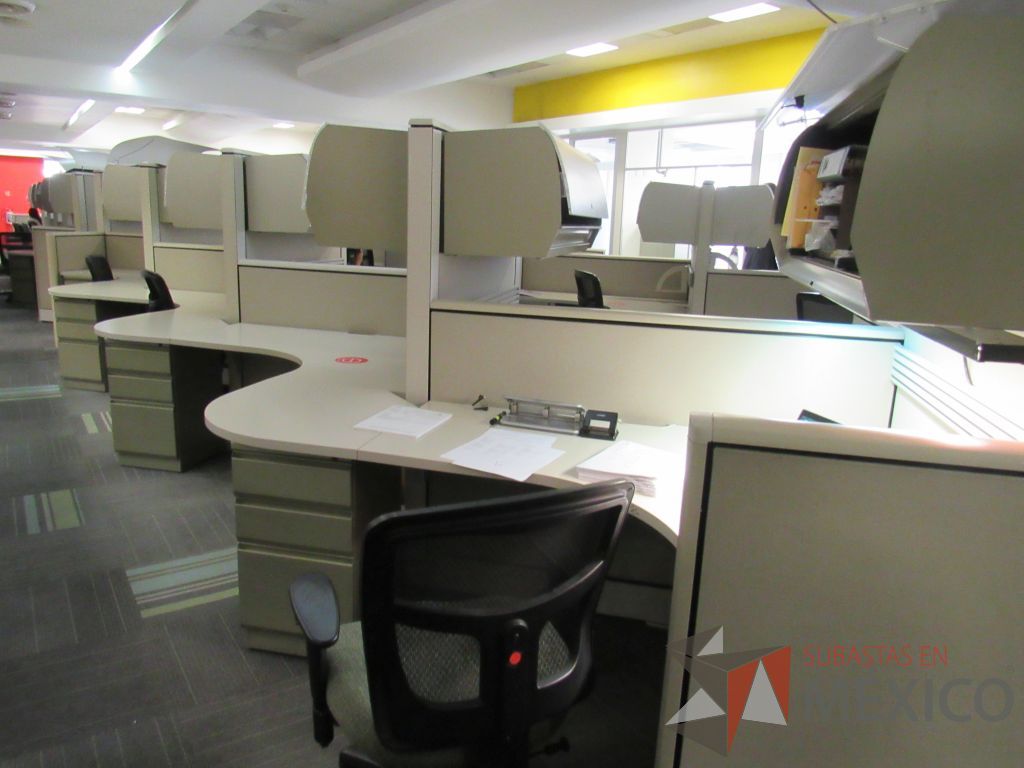 Lote 085 - Estación de trabajo de mampara alta color beige para 8 personas con 8 gavetas y 8 archiveros de pedestal de 3 cajones - Imagen 11