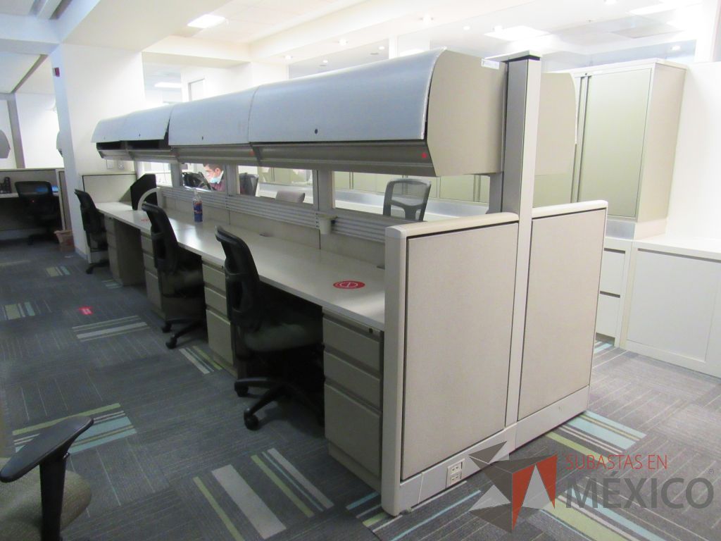 Lote 089 - Estación de trabajo de mampara alta color beige para 2 personas con 2 gavetas y 2 archiveros de pedestal de 3 cajones - Imagen 3