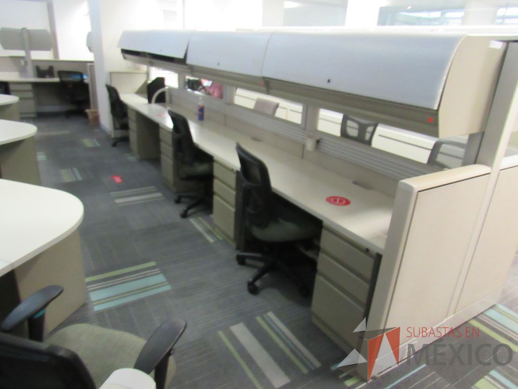 Lote 089 - Estación de trabajo de mampara alta color beige para 2 personas con 2 gavetas y 2 archiveros de pedestal de 3 cajones