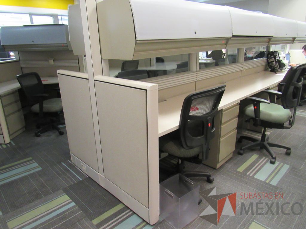 Lote 089 - Estación de trabajo de mampara alta color beige para 2 personas con 2 gavetas y 2 archiveros de pedestal de 3 cajones - Imagen 4