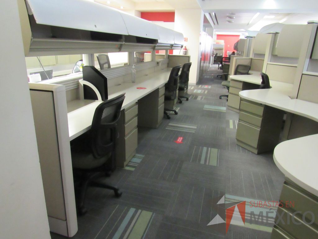 Lote 089 - Estación de trabajo de mampara alta color beige para 2 personas con 2 gavetas y 2 archiveros de pedestal de 3 cajones - Imagen 5