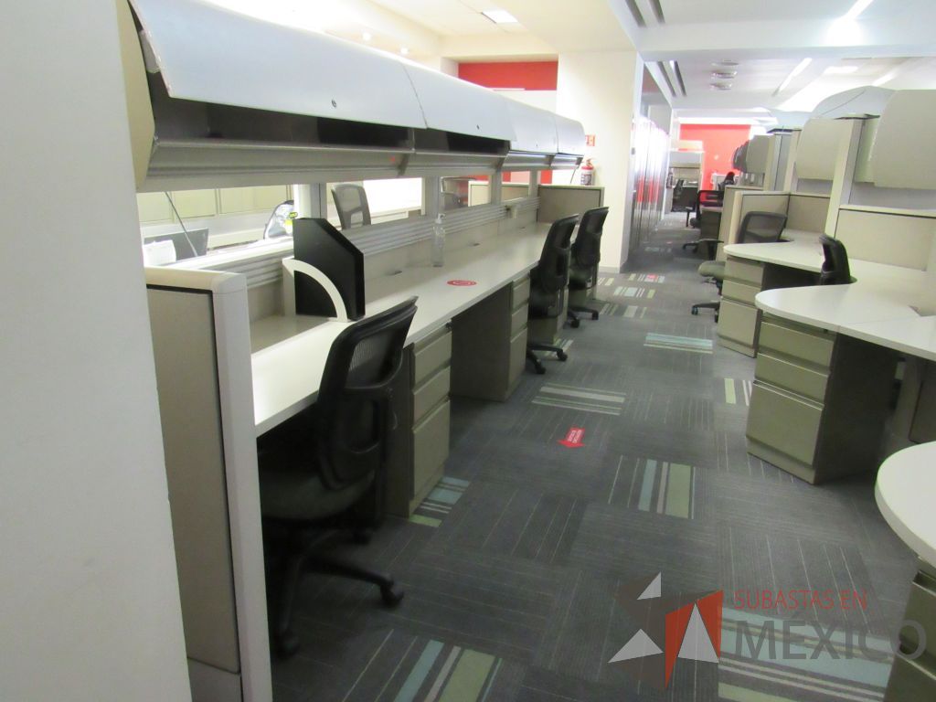 Lote 089 - Estación de trabajo de mampara alta color beige para 2 personas con 2 gavetas y 2 archiveros de pedestal de 3 cajones - Imagen 6