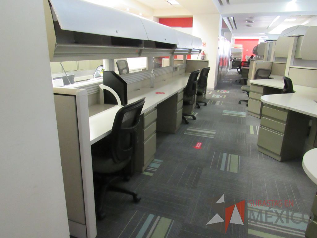 Lote 089 - Estación de trabajo de mampara alta color beige para 2 personas con 2 gavetas y 2 archiveros de pedestal de 3 cajones - Imagen 7