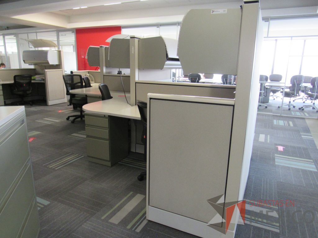 Lote 094 - Estación de trabajo de mampara alta color beige para 5 personas con 5 gavetas y 5 archiveros de pedestal de 3 cajones - Imagen 5