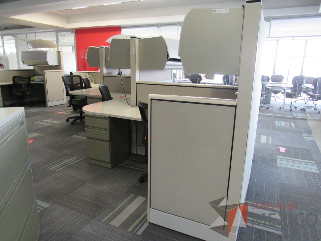 Lote 094 - Estación de trabajo de mampara alta color beige para 5 personas con 5 gavetas y 5 archiveros de pedestal de 3 cajones - Imagen 6