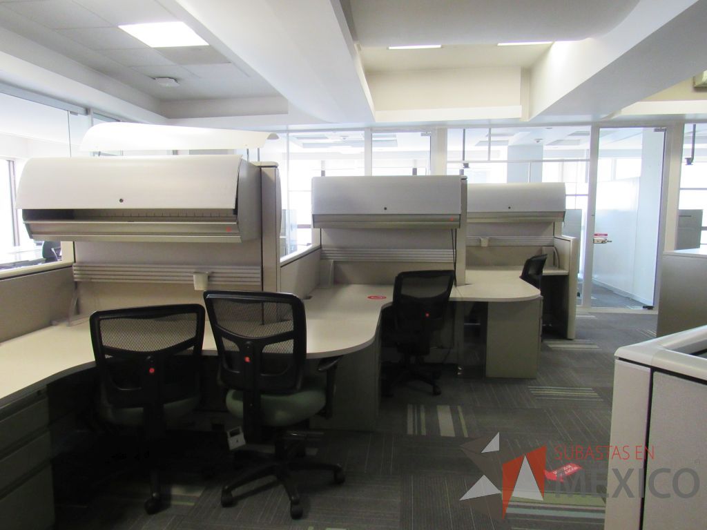 Lote 094 - Estación de trabajo de mampara alta color beige para 5 personas con 5 gavetas y 5 archiveros de pedestal de 3 cajones - Imagen 7