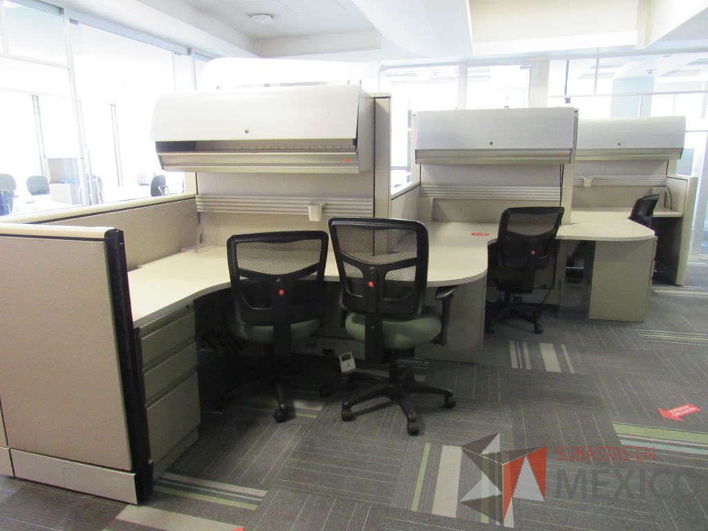 Lote 094 - Estación de trabajo de mampara alta color beige para 5 personas con 5 gavetas y 5 archiveros de pedestal de 3 cajones - Imagen 8