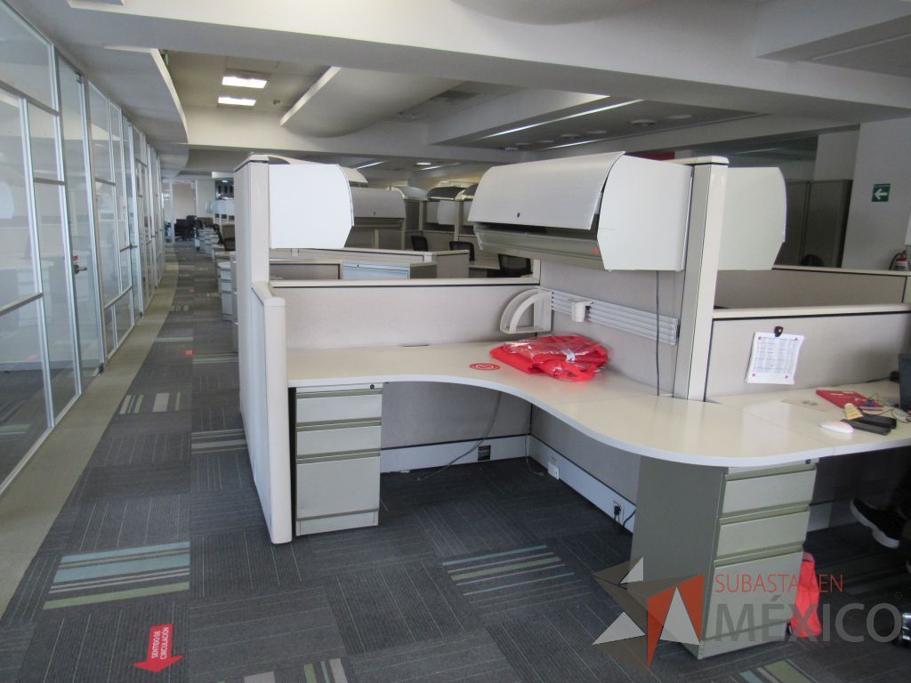 Lote 094 - Estación de trabajo de mampara alta color beige para 5 personas con 5 gavetas y 5 archiveros de pedestal de 3 cajones - Imagen 9