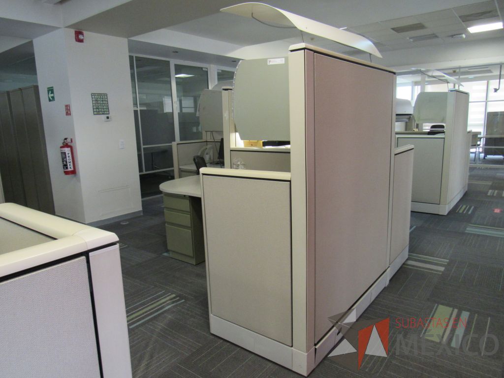 Lote 095 - Estación de trabajo de mampara alta color beige para 4 personas con 4 gavetas y 4 archiveros de pedestal de 3 cajones - Imagen 2