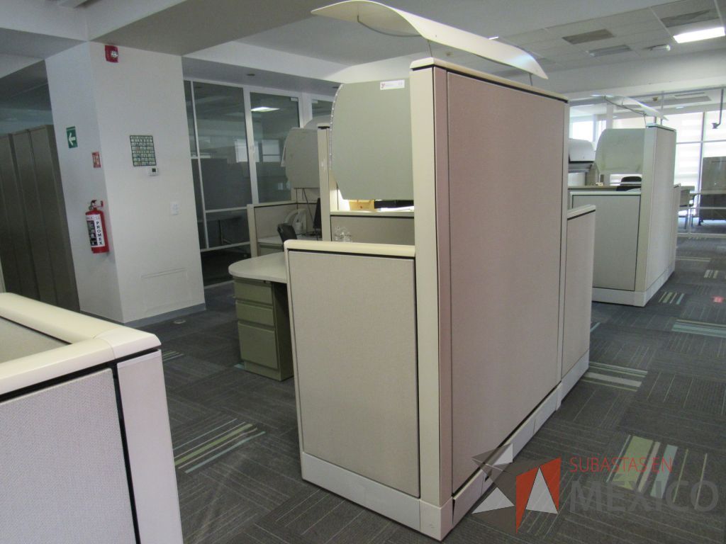 Lote 095 - Estación de trabajo de mampara alta color beige para 4 personas con 4 gavetas y 4 archiveros de pedestal de 3 cajones - Imagen 3