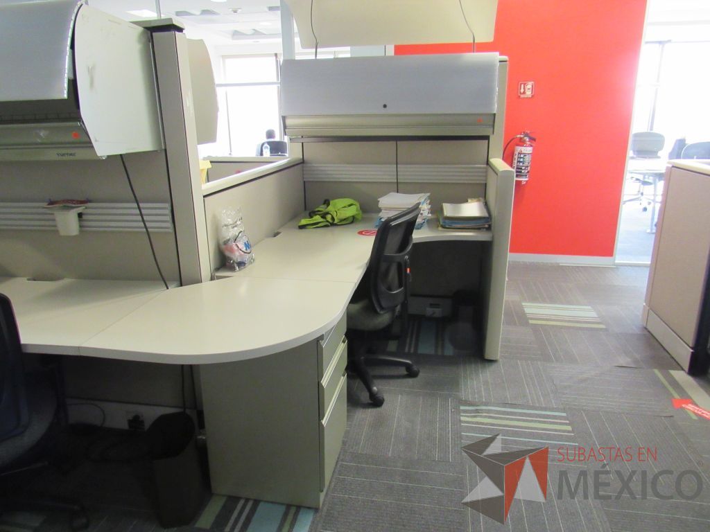 Lote 095 - Estación de trabajo de mampara alta color beige para 4 personas con 4 gavetas y 4 archiveros de pedestal de 3 cajones