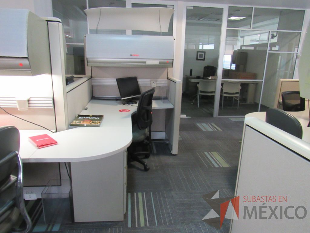 Lote 095 - Estación de trabajo de mampara alta color beige para 4 personas con 4 gavetas y 4 archiveros de pedestal de 3 cajones - Imagen 5