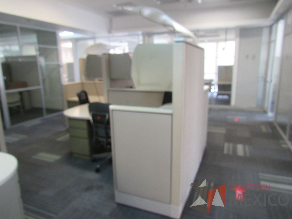 Lote 096 - Estación de trabajo de mampara alta color beige para 4 personas con 4 gavetas y 4 archiveros de pedestal de 3 cajones - Imagen 2