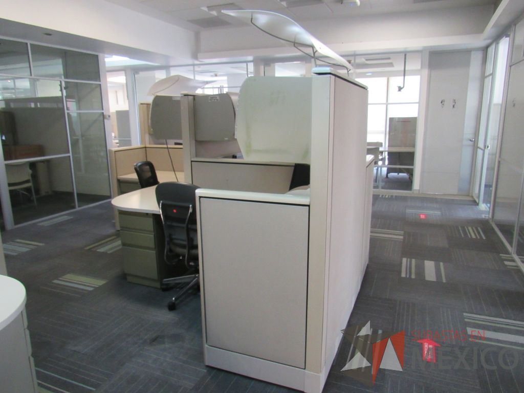 Lote 096 - Estación de trabajo de mampara alta color beige para 4 personas con 4 gavetas y 4 archiveros de pedestal de 3 cajones - Imagen 3