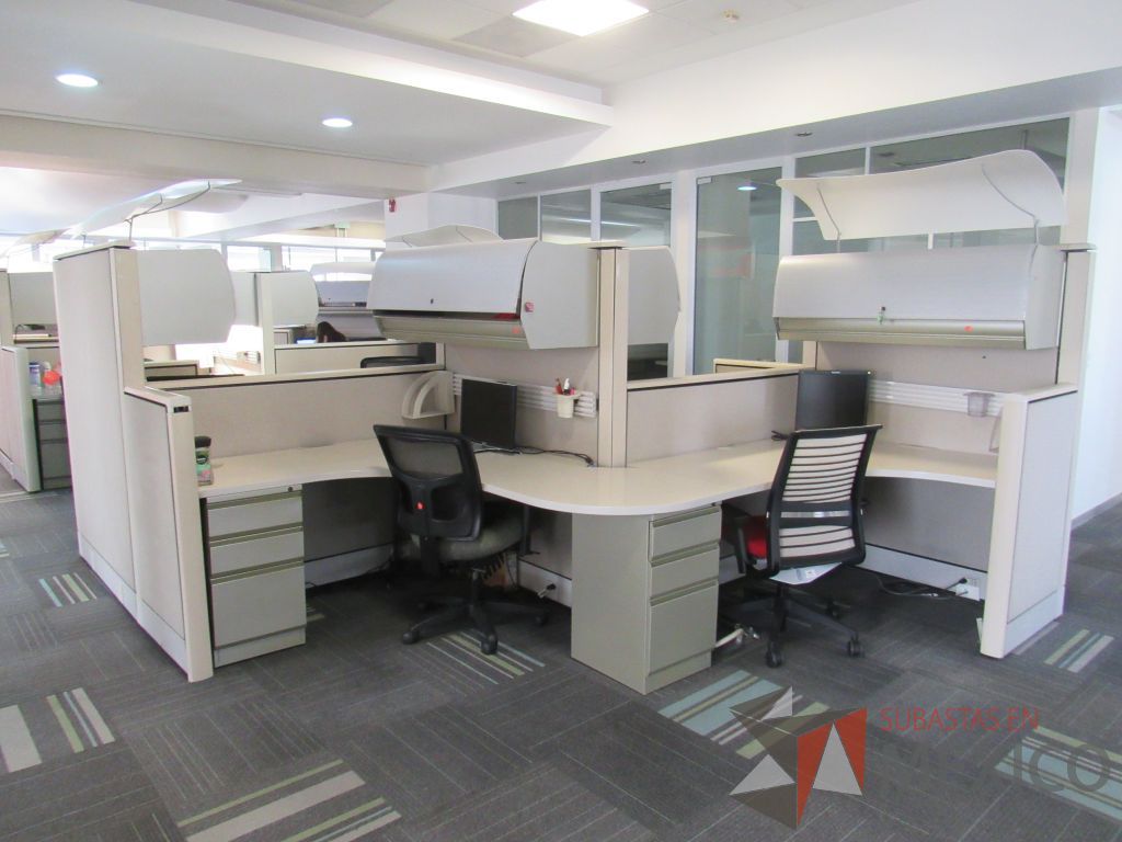 Lote 096 - Estación de trabajo de mampara alta color beige para 4 personas con 4 gavetas y 4 archiveros de pedestal de 3 cajones
