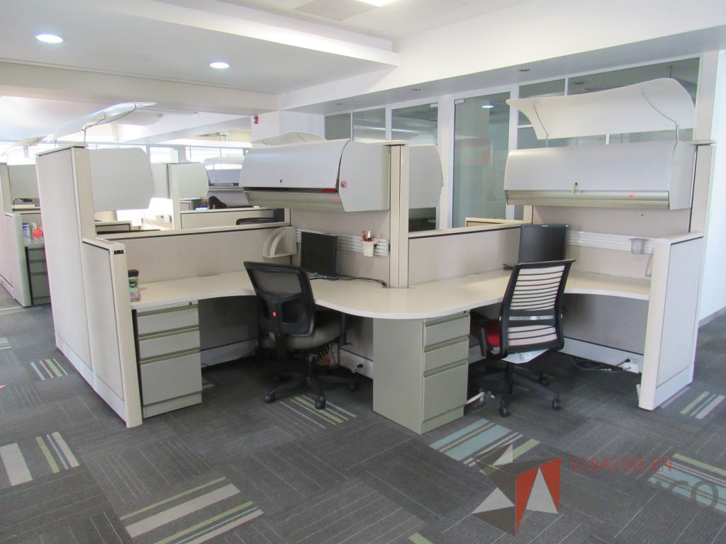 Lote 096 - Estación de trabajo de mampara alta color beige para 4 personas con 4 gavetas y 4 archiveros de pedestal de 3 cajones - Imagen 4