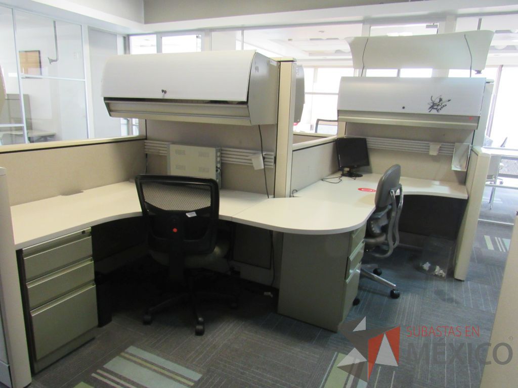 Lote 096 - Estación de trabajo de mampara alta color beige para 4 personas con 4 gavetas y 4 archiveros de pedestal de 3 cajones - Imagen 5