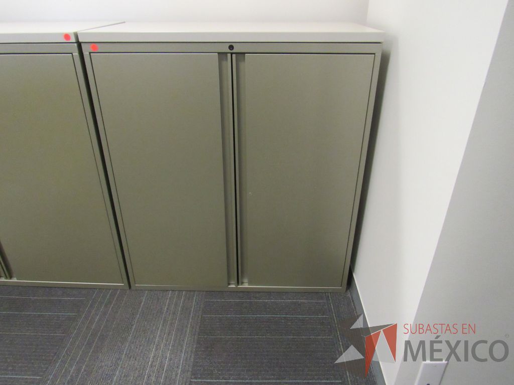 Lote 104 - 2 Gabinetes metálicos altos con 2 puertas color verde y 2 entrepaños color negro - Imagen 7