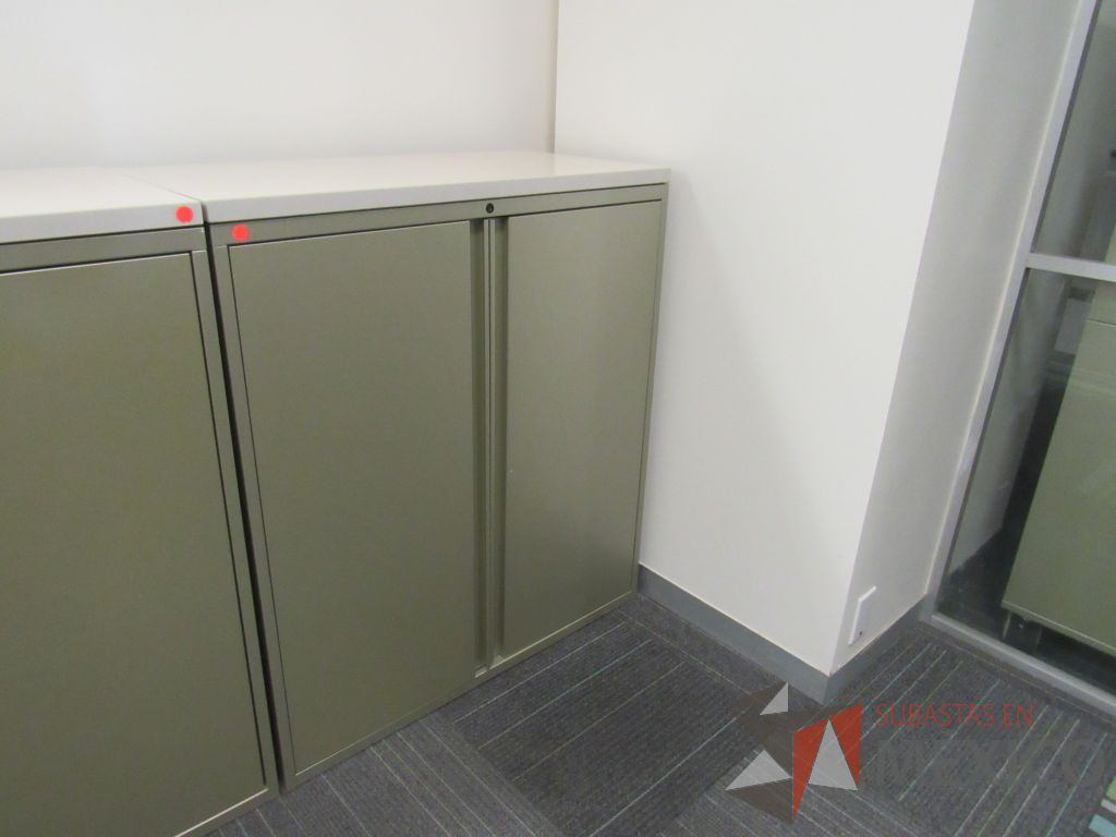 Lote 104 - 2 Gabinetes metálicos altos con 2 puertas color verde y 2 entrepaños color negro - Imagen 10