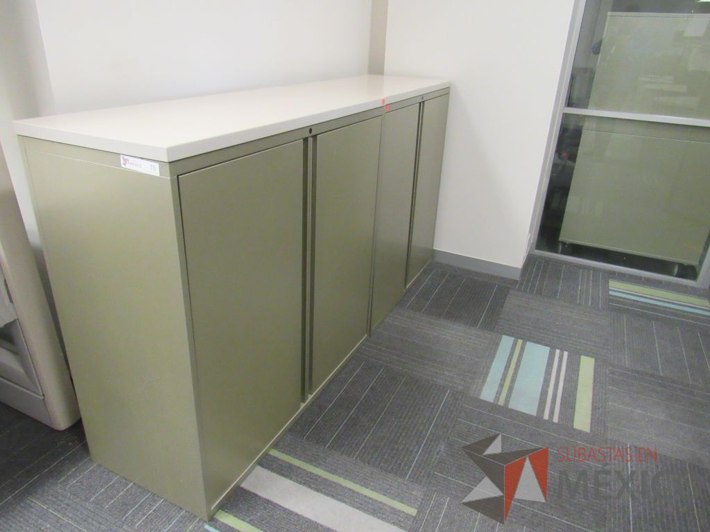 Lote 104 - 2 Gabinetes metálicos altos con 2 puertas color verde y 2 entrepaños color negro - Imagen 12