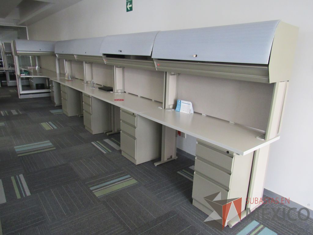 Lote 106 - Estación de trabajo lineal de mampara alta color beige para 4 personas con 4 gavetas y 4 archiveros de pedestal de 3 cajones - Imagen 5